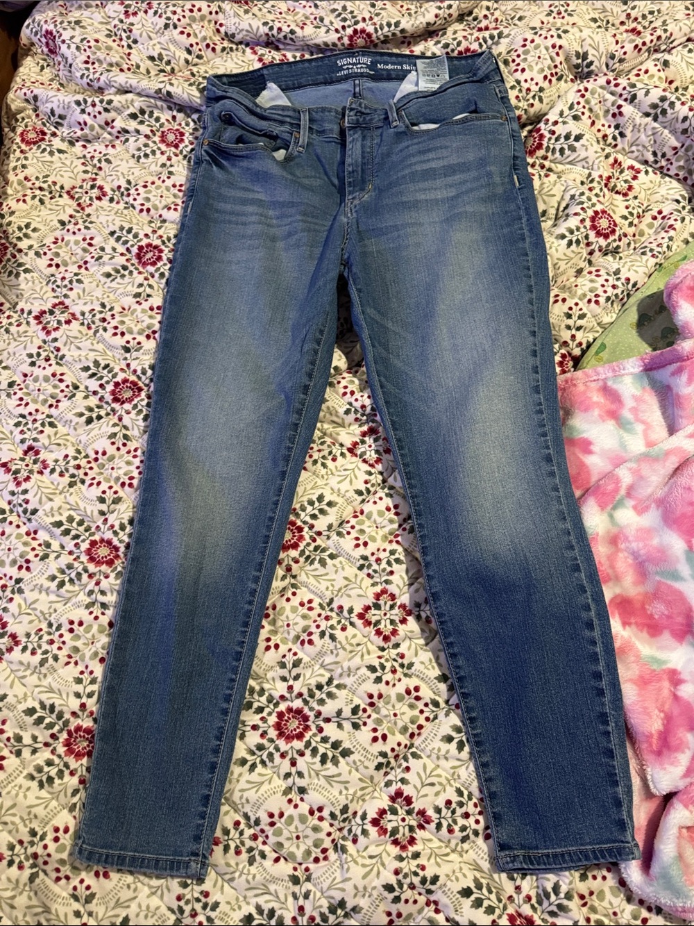 Signature by Levi Strauss Women's Mid Wash Skinny Ankle Jeans